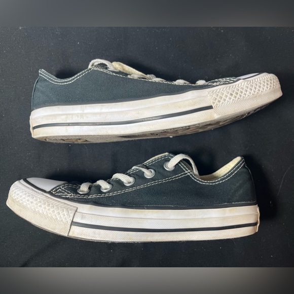 Converse Low Tops Shoes - Black & White - Women’s Size 6 & Men’s Size 4 - Picture 6 of 12